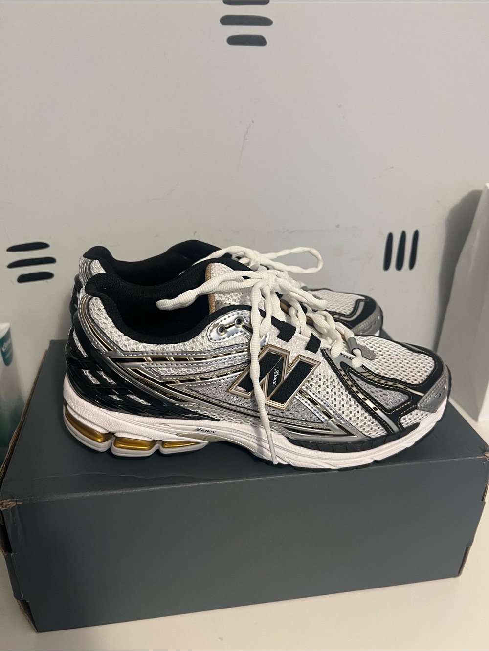 New Balance 1906R
White Metallic Gold - Picture 3 of 6